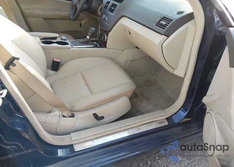 2011 Mercedes-Benz C 300 Luxury 4Matic из США, поврежденный, VIN WDDGF8BBXBR147876